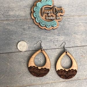 Frilly Lace Pattern Engraved Teardrop Hoop Earrings
